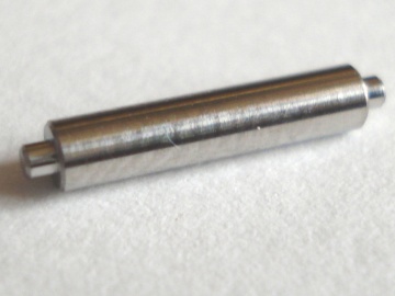 Axe épaulé de réducteur, deux pièces